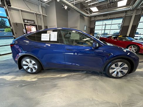 Used 2021 Tesla Model Y Long Range AWD/4WD image 28