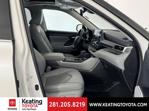 Used 2021 Toyota Highlander XLE image 23