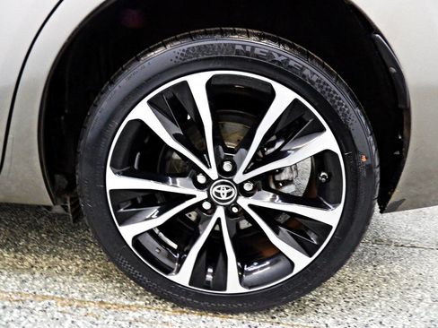 Used 2018 Toyota Corolla SE w/ SE Premium Package FWD image 19