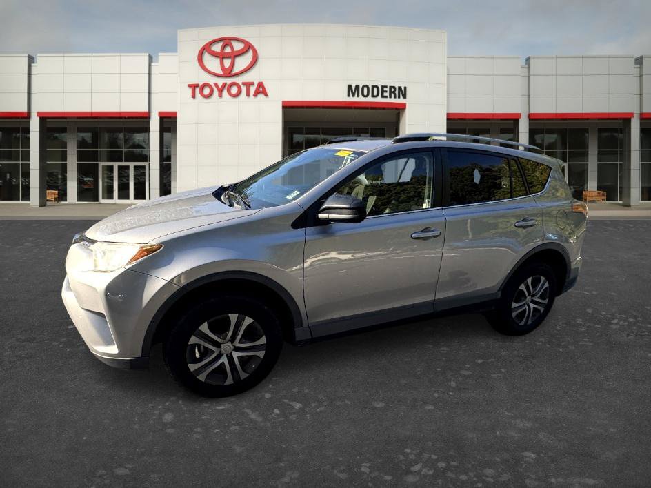 Used 2018 Toyota RAV4 LE FWD image 10