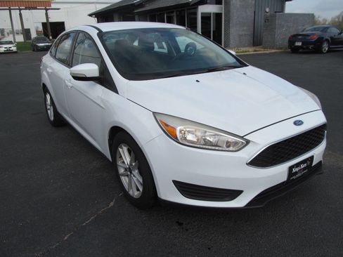 Used 2017 Ford Focus SE FWD image 6