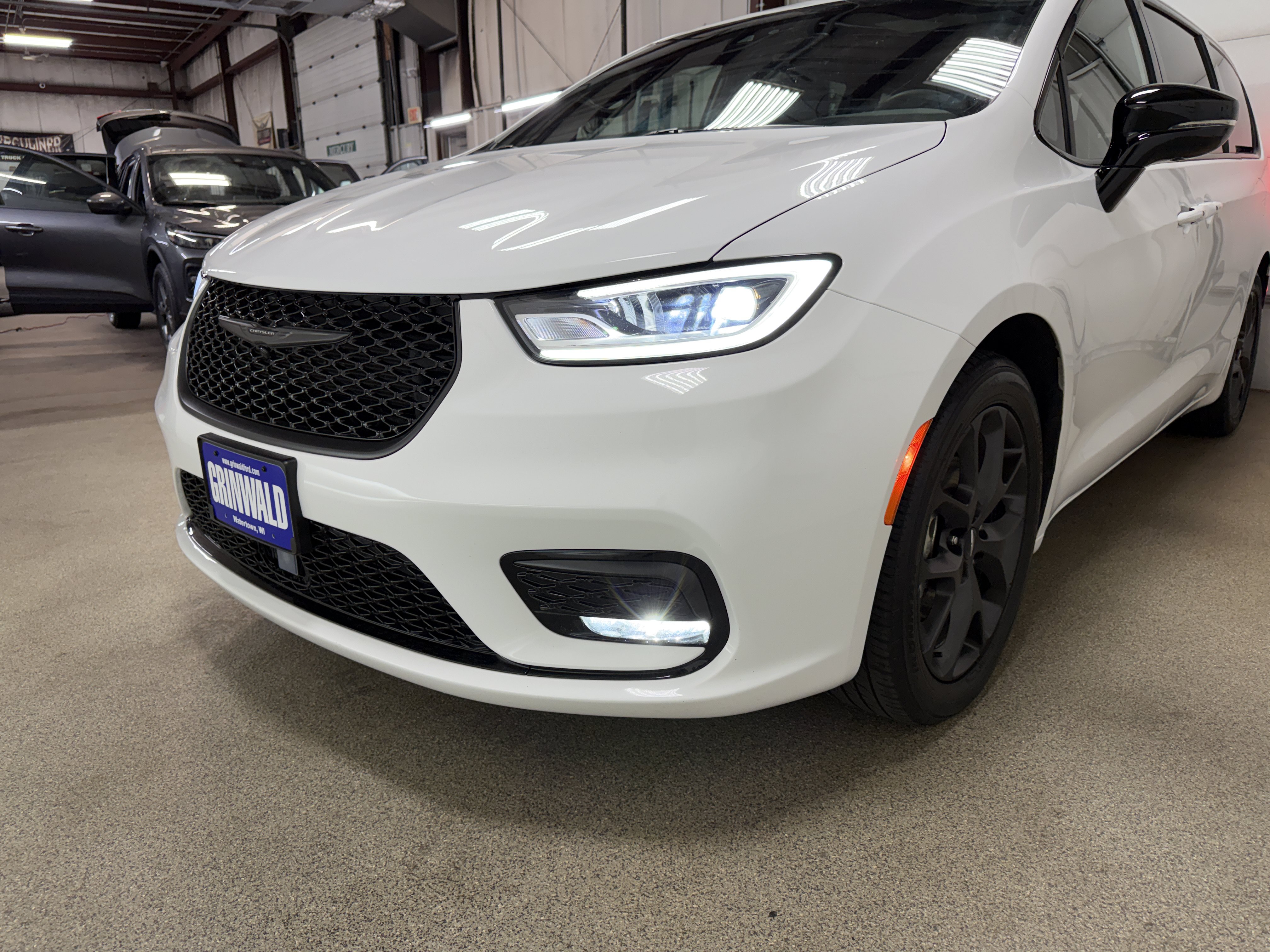 Used 2025 Chrysler Pacifica Limited FWD image 42