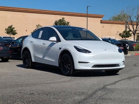 Used 2024 Tesla Model Y Long Range image 3