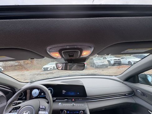 Used 2025 Hyundai Elantra SEL image 30