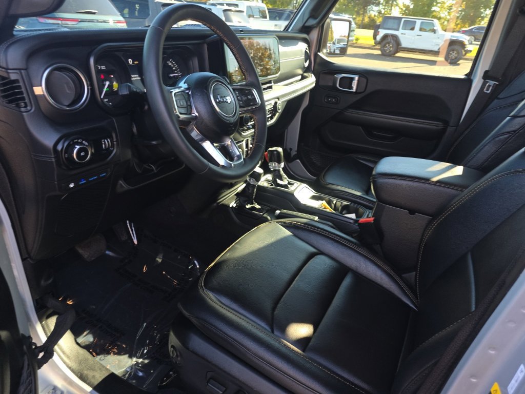Used 2024 Jeep Wrangler Unlimited Sahara w/ Technology Group AWD/4WD image 15