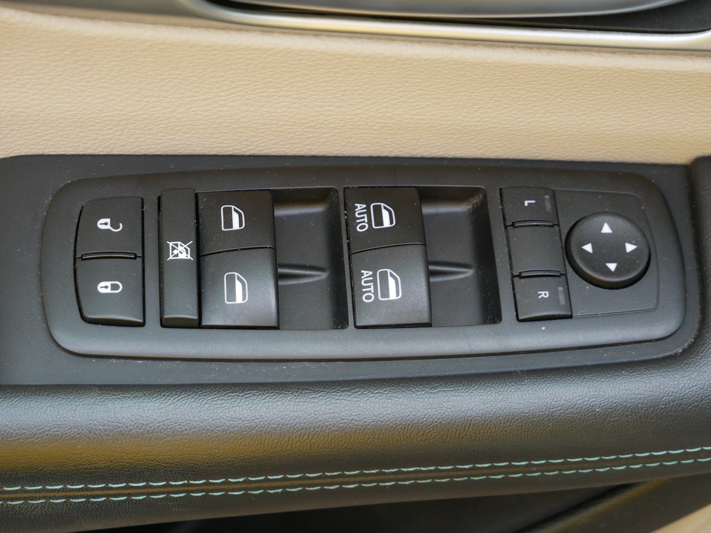 Used 2017 Chrysler Pacifica Platinum FWD image 10