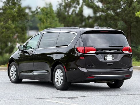 Used 2017 Chrysler Pacifica Touring-L FWD image 10