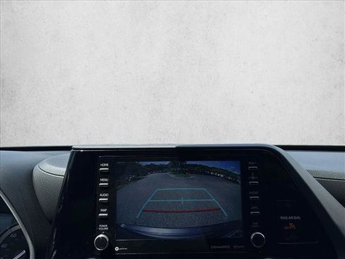 Used 2022 Toyota Highlander XLE AWD/4WD image 14