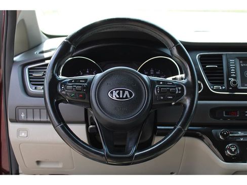 Used 2017 Kia Sedona LX w/ LX Essentials Premium Package FWD image 16