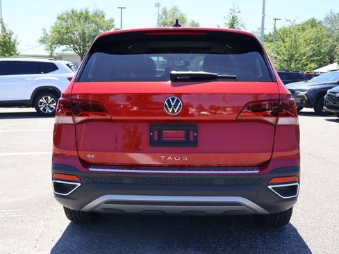 Certified 2022 Volkswagen Taos SE w/ Panoramic Sunroof Package image 7