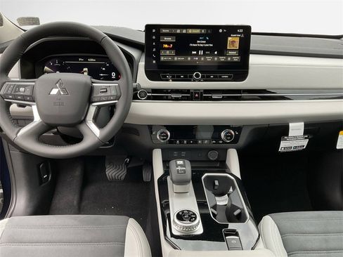 New 2025 Mitsubishi Outlander SE image 21