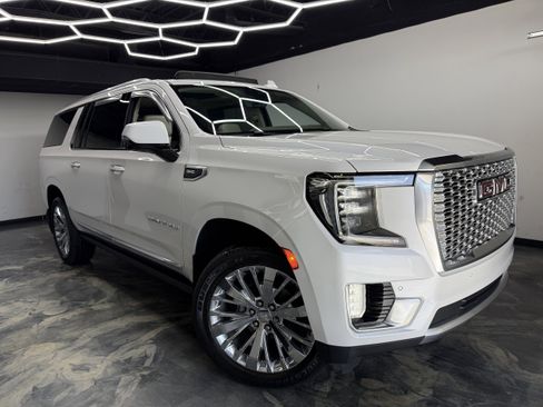 Used 2021 GMC Yukon XL Denali w/ Denali Premium Package AWD/4WD image 6