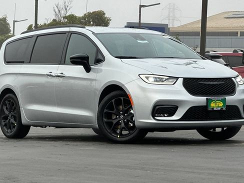 New 2026 Chrysler Pacifica Select w/ S Appearance Package image 2