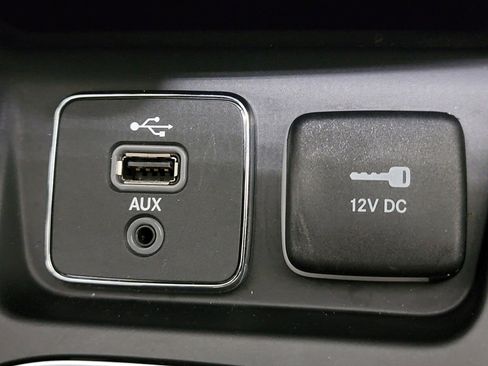 Used 2019 Jeep Cherokee Latitude Plus w/ Comfort/Convenience Group image 24