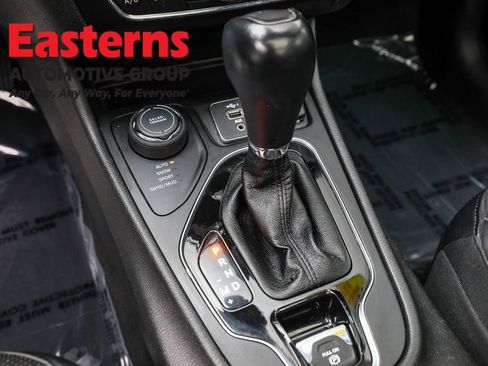 Used 2021 Jeep Cherokee Limited image 13