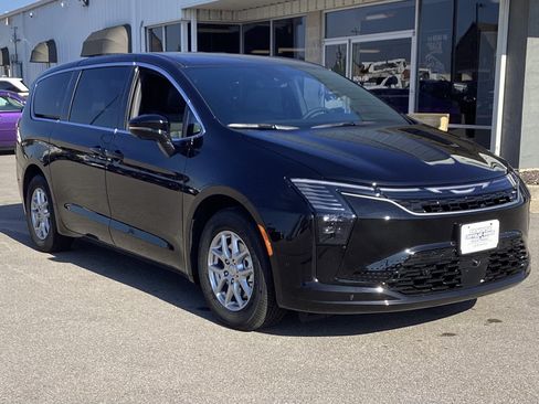 New 2027 Chrysler Pacifica Select FWD image 3