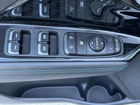 Used 2022 Kia Niro EX Premium w/ Cold Weather Package FWD image 25
