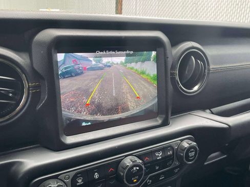 Used 2021 Jeep Wrangler Unlimited Sahara AWD/4WD image 27