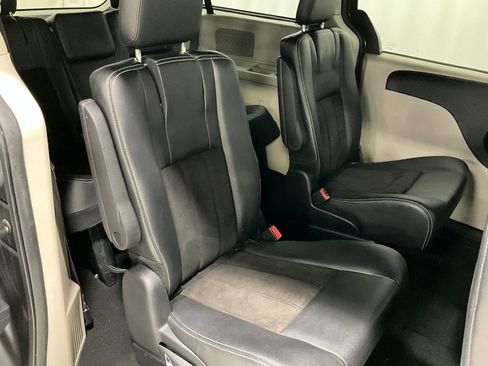 Used 2019 Dodge Grand Caravan SXT image 24