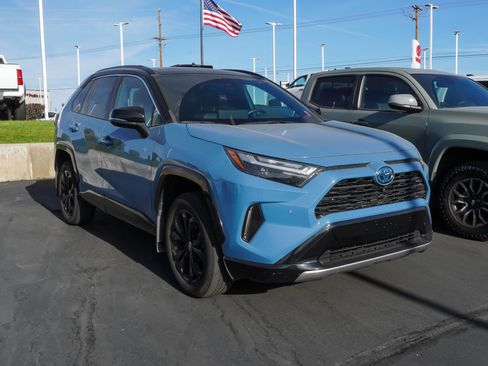 Used 2019 Toyota RAV4 LE AWD/4WD image 2
