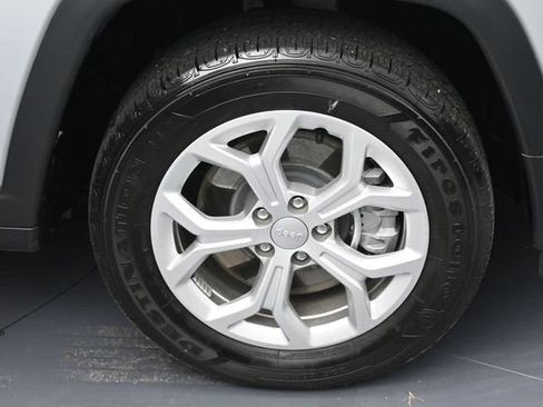 Used 2024 Jeep Compass Latitude AWD/4WD image 5