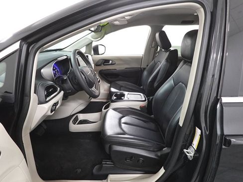 Used 2023 Chrysler Pacifica Touring-L image 10