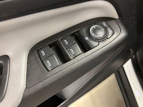 Used 2022 Chevrolet Equinox LS w/ LS Convenience Package FWD image 12