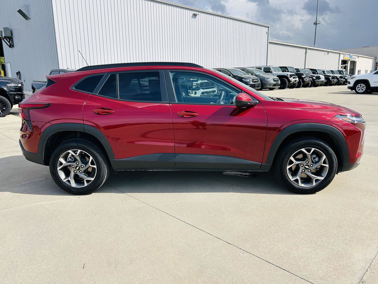 Used 2025 Chevrolet Trax LT FWD image 35