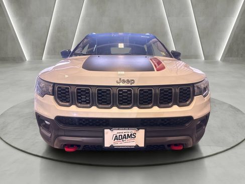Used 2025 Jeep Compass Trailhawk w/ Trailer Tow Group AWD/4WD image 2