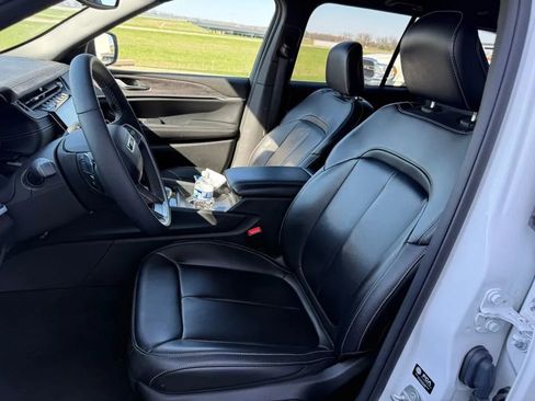 Used 2024 Jeep Grand Cherokee Limited image 13