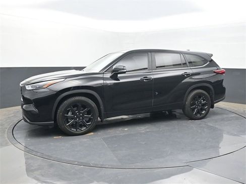 Used 2023 Toyota Highlander LE image 3