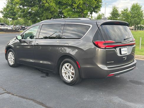 Used 2021 Chrysler Pacifica Touring-L FWD image 7