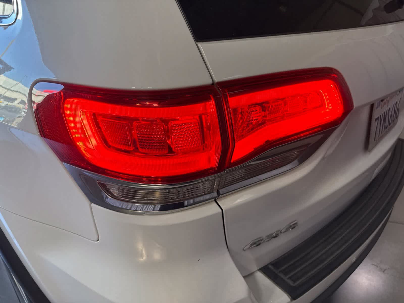 Used 2017 Jeep Grand Cherokee Laredo AWD/4WD image 12