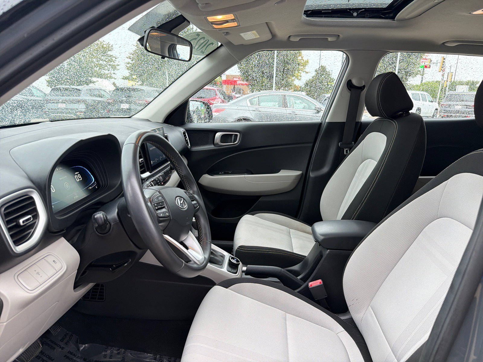 Used 2025 Hyundai Venue SEL FWD image 12