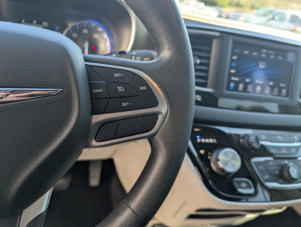 Used 2018 Chrysler Pacifica Touring FWD image 17