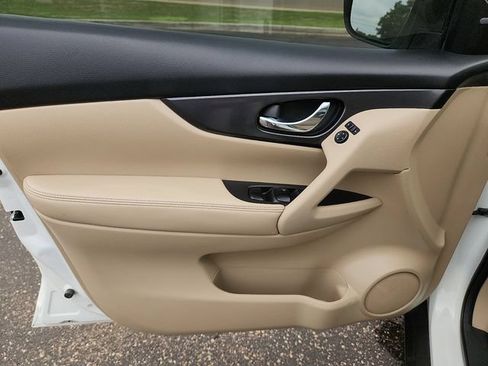 Used 2017 Nissan Rogue SV w/ Sun & Sound Touring Package AWD/4WD image 13