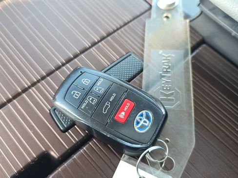 Used 2023 Toyota Sienna XLE FWD image 24