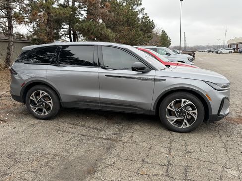 Used 2025 Lincoln Nautilus Premier w/ Equipment Group 102A image 5