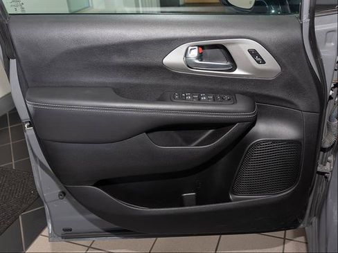 Used 2023 Chrysler Pacifica Limited w/ S Appearance Package AWD/4WD image 9