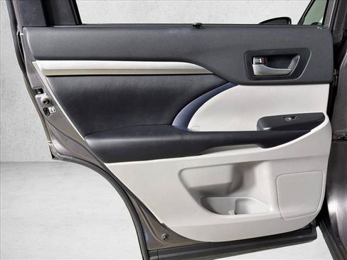Used 2019 Toyota Highlander XLE FWD image 24