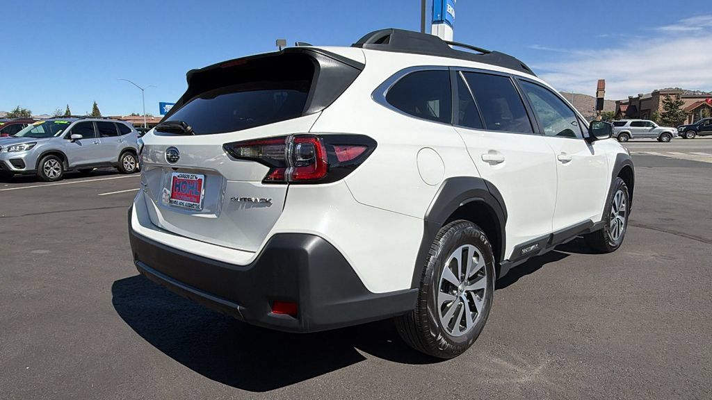 Used 2024 Subaru Outback Premium AWD/4WD image 3