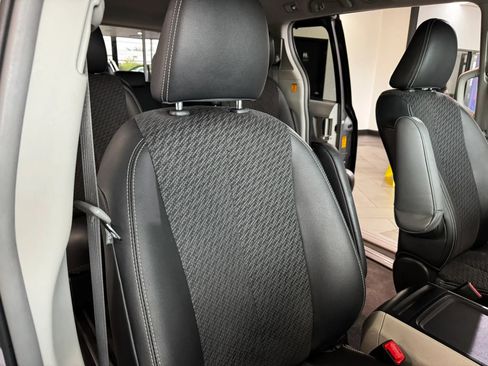 Used 2013 Toyota Sienna SE FWD image 13