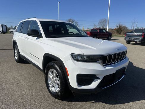 Used 2023 Jeep Grand Cherokee Laredo AWD/4WD image 11