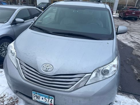Certified 2017 Toyota Sienna XLE Premium image 6