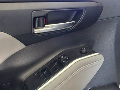 Used 2022 Toyota Highlander XLE image 12