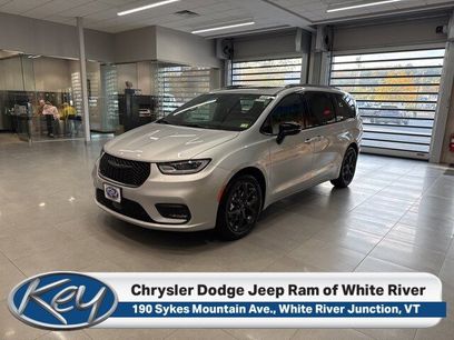 New 2026 Chrysler Pacifica Select