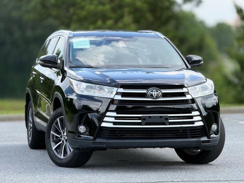 Used 2019 Toyota Highlander XLE AWD/4WD image 4
