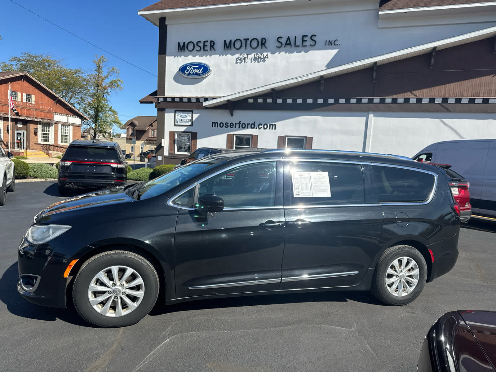 Used 2018 Chrysler Pacifica Touring-L Plus FWD image 2