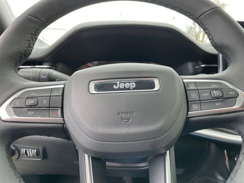 Used 2025 Jeep Compass Limited image 29