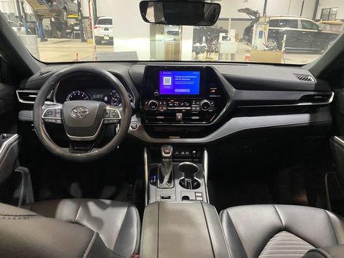 Used 2024 Toyota Highlander XSE FWD image 2